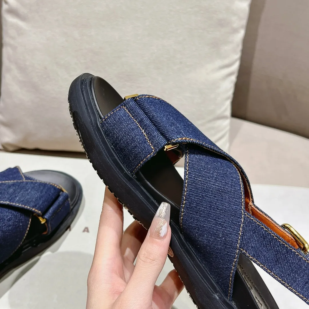 👟👟Ex-factory price 420👟👟 Marni Mani, popular online celebrity style, Taobao, popular single style in physical stores! Thick-soled, elevated classic cross-strap, color-blocked flat-soled cowhide open-toe European and American style women's sandals. Fabric: Cowhide Lining: Sheepskin Outsole: Rubber Button: Gold Size: 35-40